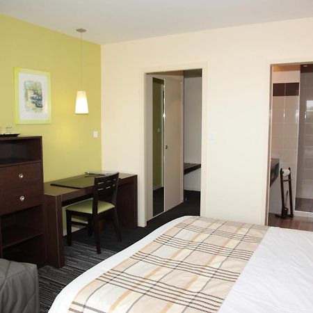 Logis Hotellerie Les Brisants , Restaurant J M Perochon Бретиньоль-сюр-Мер Экстерьер фото