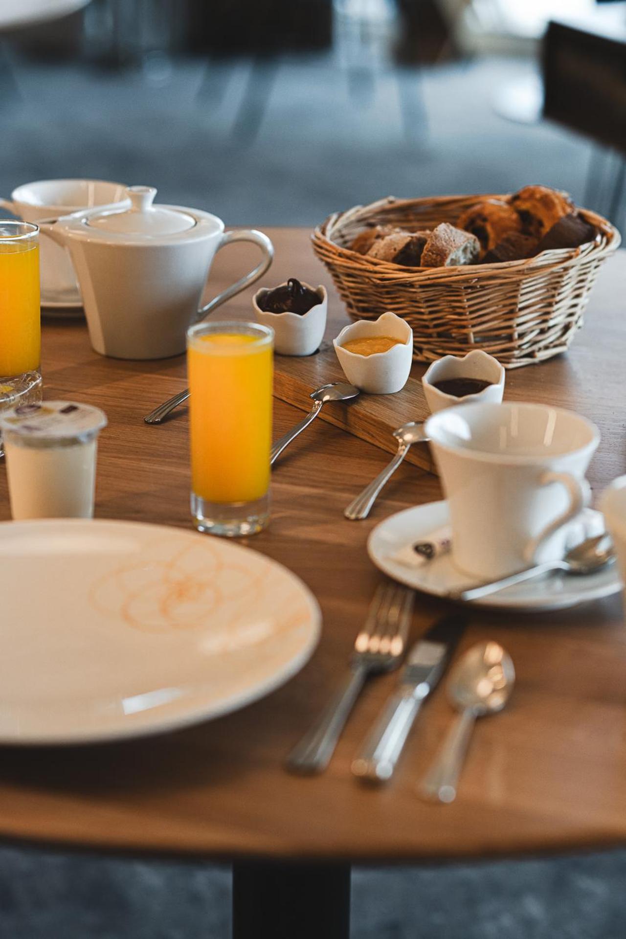 Logis Hotellerie Les Brisants , Restaurant J M Perochon Бретиньоль-сюр-Мер Экстерьер фото