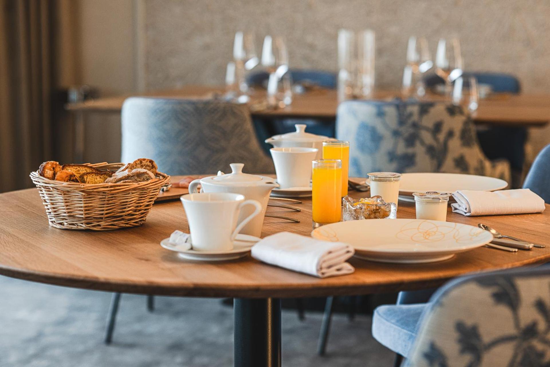 Logis Hotellerie Les Brisants , Restaurant J M Perochon Бретиньоль-сюр-Мер Экстерьер фото