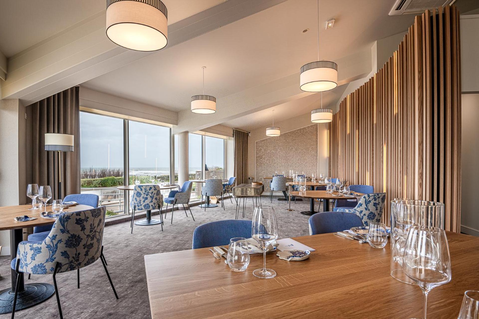 Logis Hotellerie Les Brisants , Restaurant J M Perochon Бретиньоль-сюр-Мер Экстерьер фото