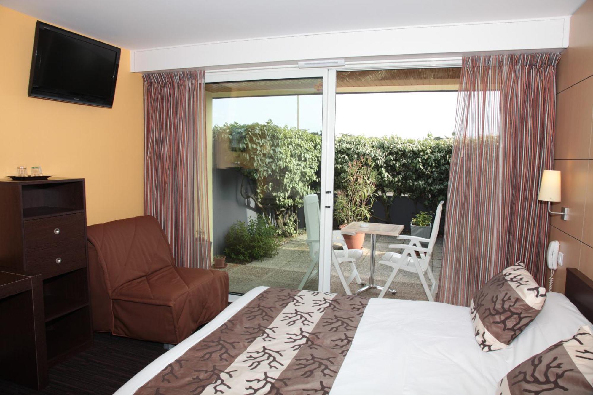 Logis Hotellerie Les Brisants , Restaurant J M Perochon Бретиньоль-сюр-Мер Экстерьер фото