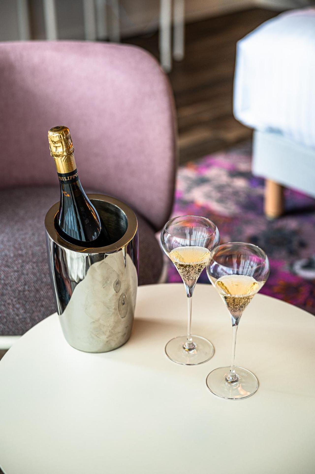 Logis Hotellerie Les Brisants , Restaurant J M Perochon Бретиньоль-сюр-Мер Экстерьер фото