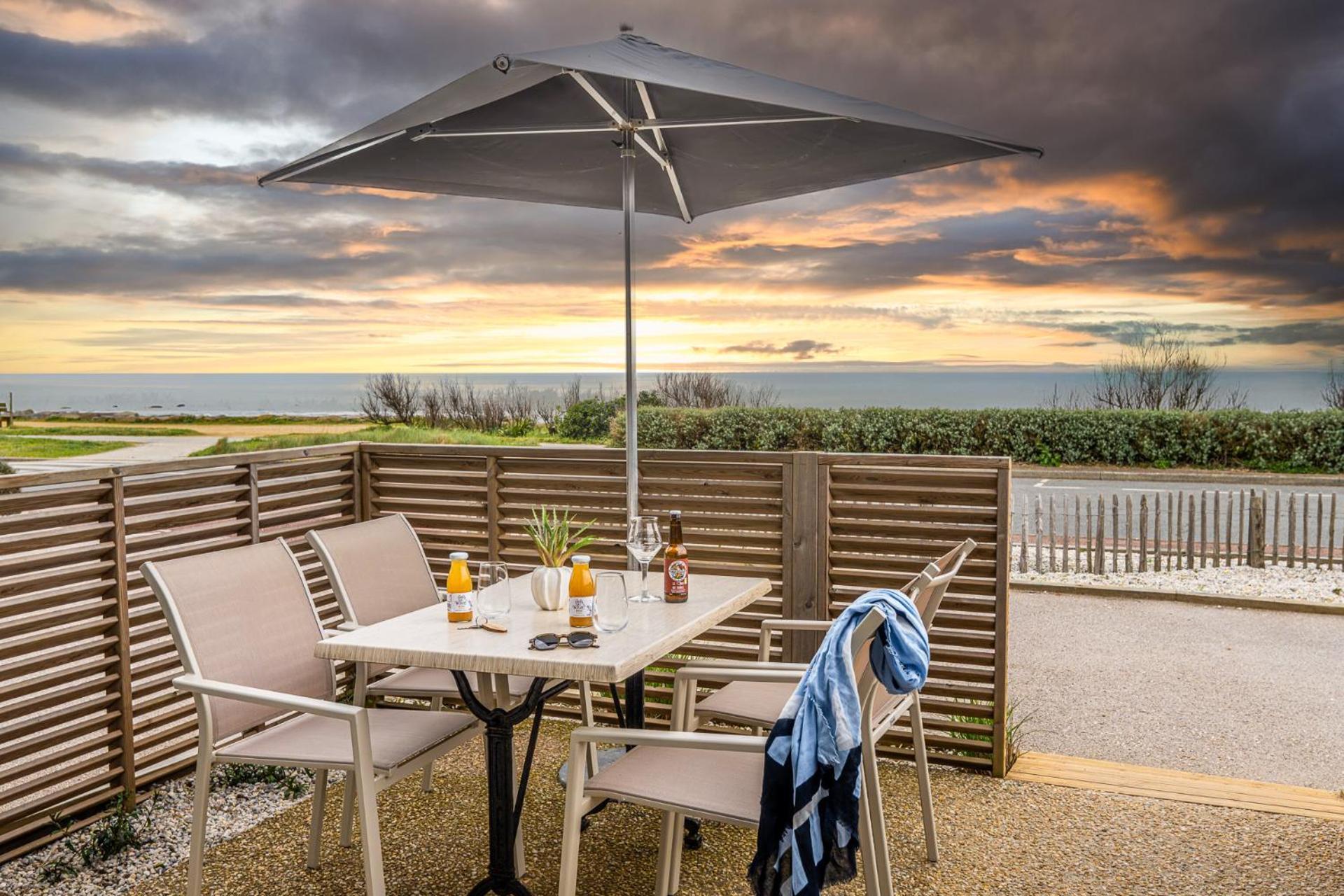 Logis Hotellerie Les Brisants , Restaurant J M Perochon Бретиньоль-сюр-Мер Экстерьер фото