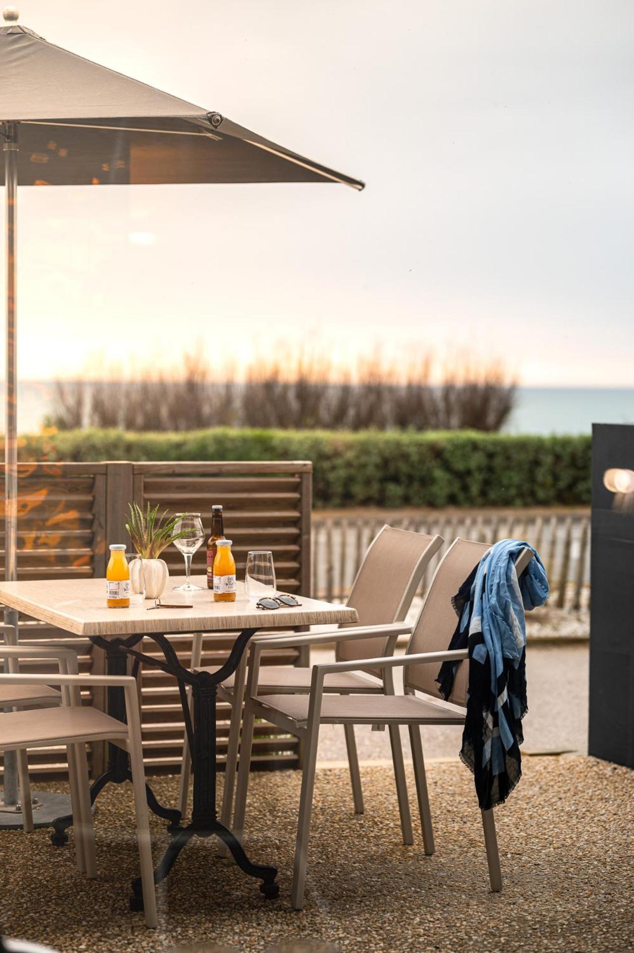 Logis Hotellerie Les Brisants , Restaurant J M Perochon Бретиньоль-сюр-Мер Экстерьер фото