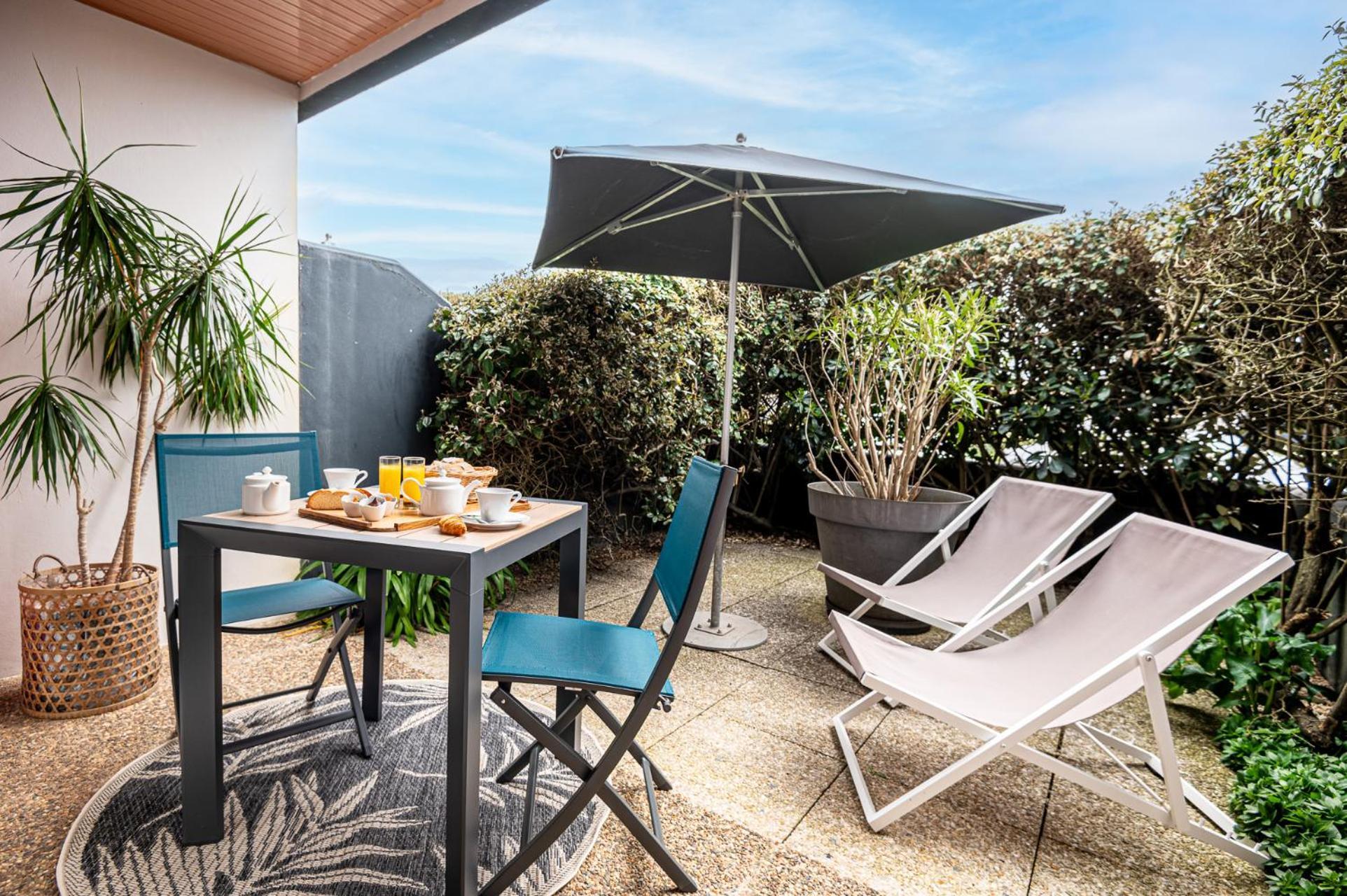 Logis Hotellerie Les Brisants , Restaurant J M Perochon Бретиньоль-сюр-Мер Экстерьер фото