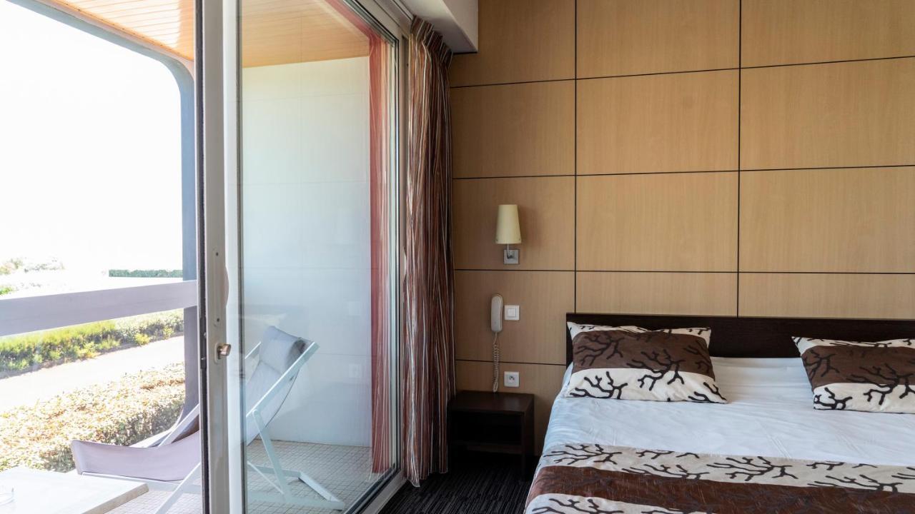 Logis Hotellerie Les Brisants , Restaurant J M Perochon Бретиньоль-сюр-Мер Экстерьер фото
